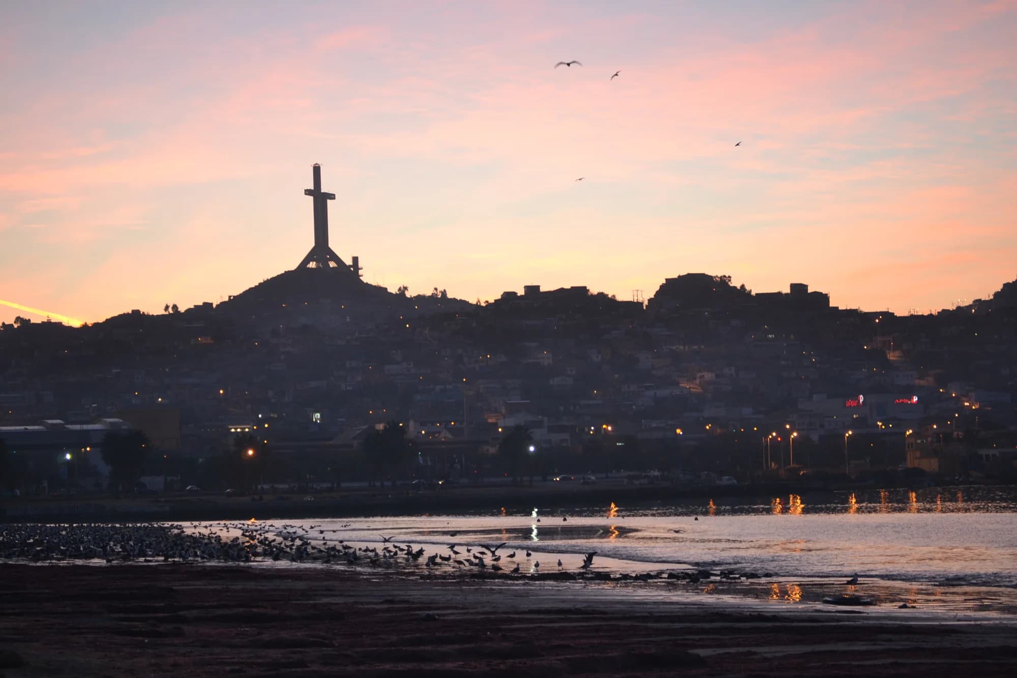 Atardecer sobre la Cruz del Tercer Milenio y los cerros de Coquimbo
