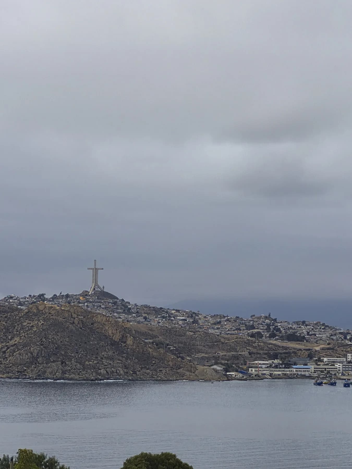 La Cruz del Tercer Milenio vista desde la bahía de La Herradura