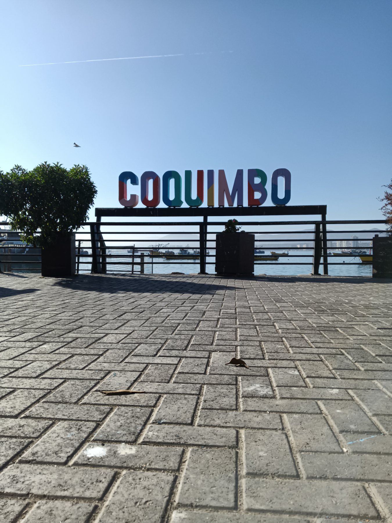 Letrero de Coquimbo junto al borde costero